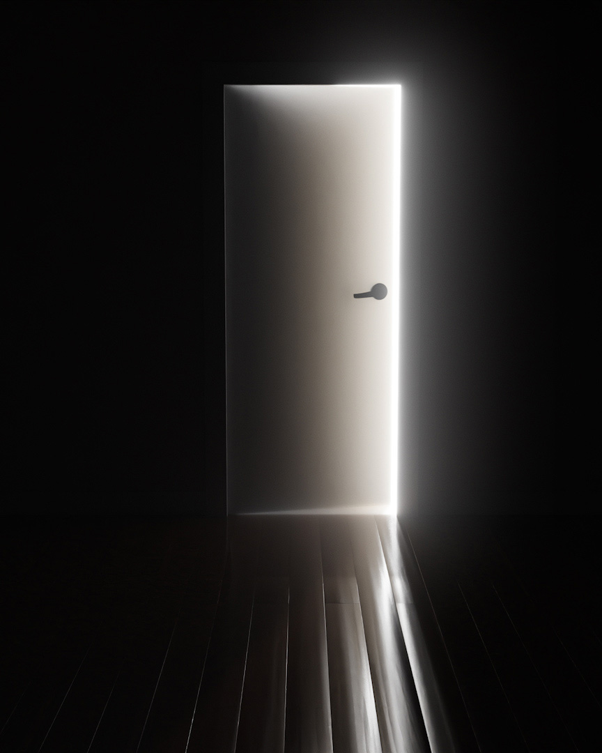 Das Bild Gott begegnen wird mit einem Schein durch die halb geöffneten Tür in einem dunklen Raum dargestellt